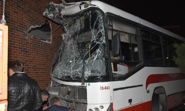 Belediye otobüsü AVM bahçesine uçtu!